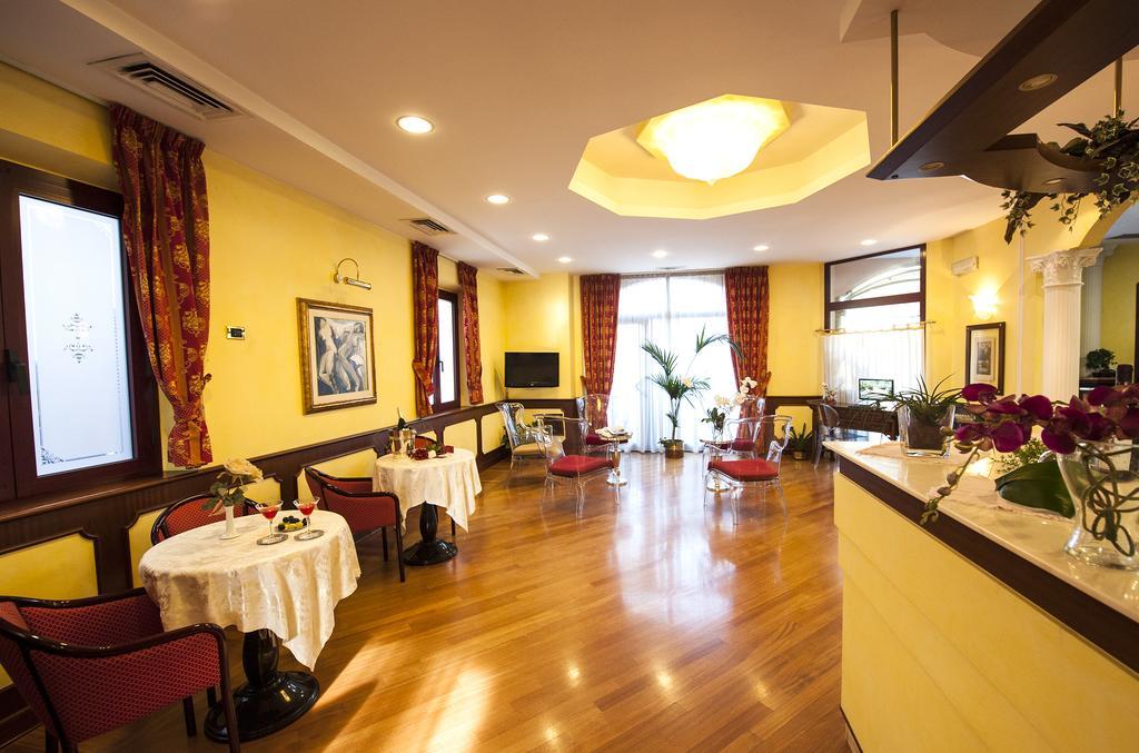 Hotel Regent - In Pieno Centro San Benedetto del Tronto Ngoại thất bức ảnh